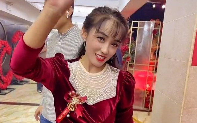 Xuất hiện tại lễ cưới con trai, mẹ chồng 'gây sốt' bởi gương mặt lão hóa ngược Ảnh 2