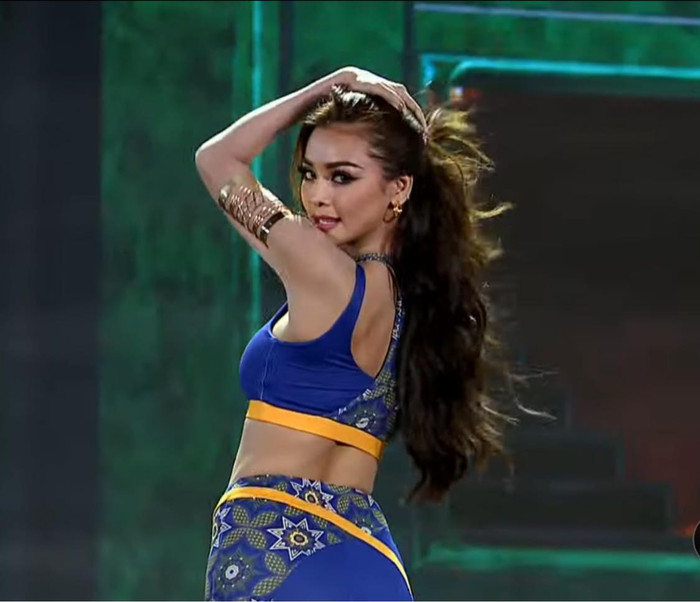 Mỹ nhân Thái Lan - Engfa Wahara có màn thể hiện khá tròn trĩnh.