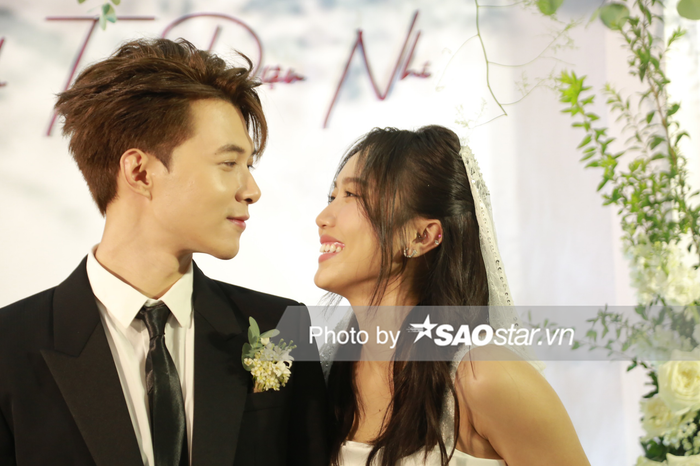 Cả hai đều vô cùng hạnh phúc, không ngừng nở nụ cười khi ở trong hôn lễ
