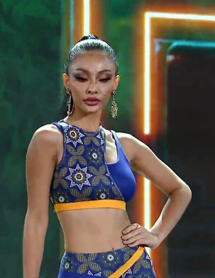 Làn da của Andina Julie lộ nhiều khuyết điểm dù đã trang điểm dày để che đi.