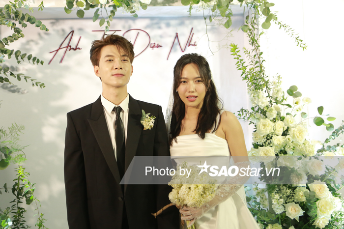 Anh Tú và Diệu Nhi vô cùng thoải mái thể hiện hành động thân mật khi chính thức trở thành vợ chồng