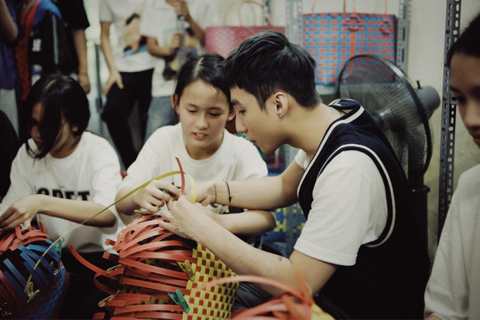 Giọng ca Nắng ấm xa dần không ngần ngại đan lát thủ công với các em nhỏ