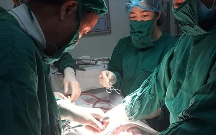 Sản phụ 21 tuổi bị sa dây rốn được cấp cứu kịp thời Ảnh 2