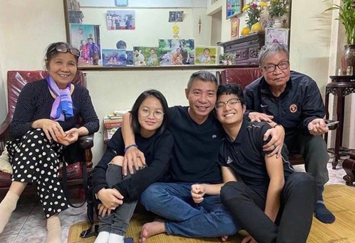 Khi bố ốm, các con của NSND Công Lý thường xuyên sang thăm hỏi, chăm sóc bố.