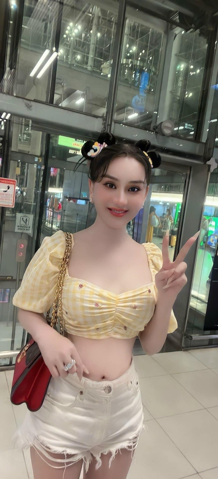 Lâm Khánh Chi chuẩn bị tinh thần cho ca phẫu thuật thanh quản sắp tới.