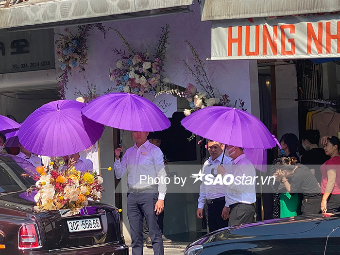 Lực lượng vệ sĩ riêng túc trực tại nhà nàng Hậu.