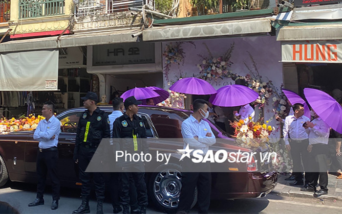 Siêu xe đổ bộ đám cưới Đỗ Mỹ Linh, dàn vệ sĩ phủ kín cả con đường trong lễ rước dâu Ảnh 2