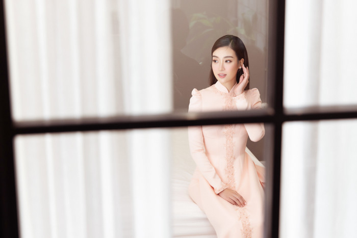 Cô nàng không tránh khỏi cảm xúc hồi hộp trước giờ lên xe hoa về nhà chồng.