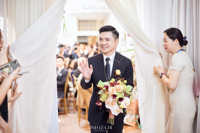 Chú rể Đỗ Vinh Quang - con trai út nhà bầu Hiển xuất hiện bảnh bao.