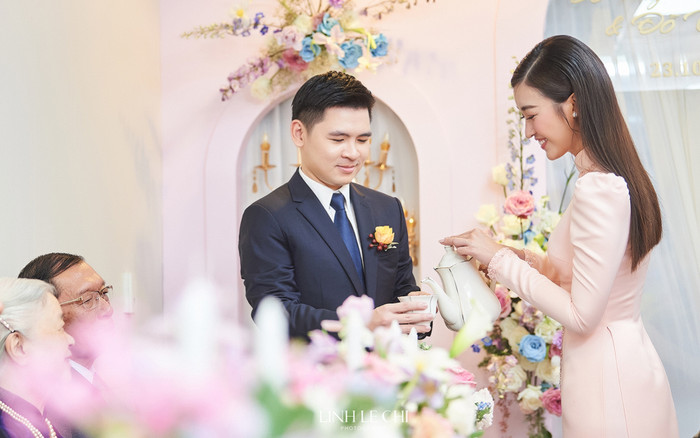 Ông xã Đỗ Mỹ Linh xuất hiện với visual chuẩn soái ca trong lễ đón dâu Ảnh 2