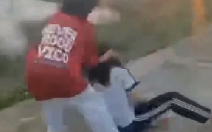 Mẫu thuẫn vì đơn hàng online, nữ sinh lớp 7 bị đánh hội đồng, kéo lê trên đường Ảnh 2