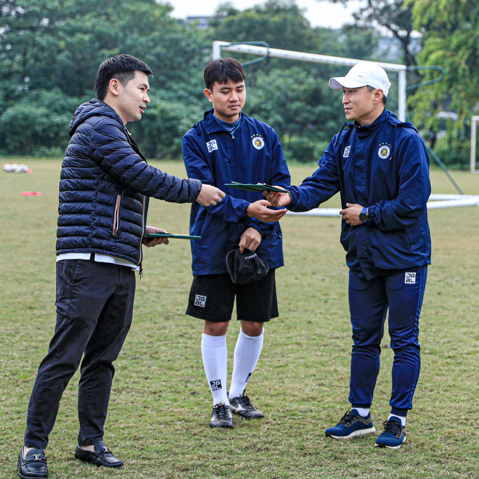 Trước đó, HLV Chun đã hứa tặng quà cho chủ tịch và Hoa hậu Đỗ Mỹ Linh là trận thắng Hải Phòng. Ảnh: HNFC