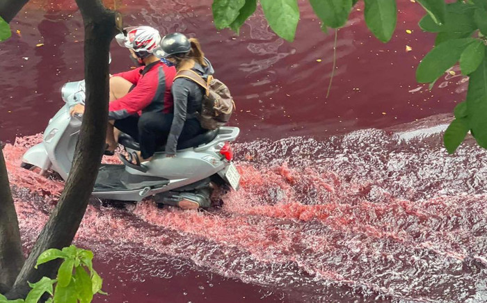 Một con đường tại quận Tân Phú ngập nước màu đỏ sẫm Ảnh 2