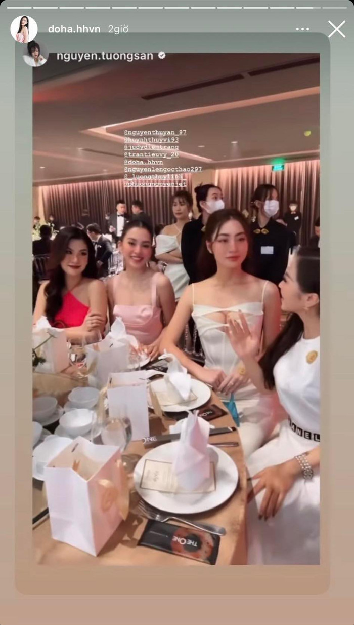 Nhiều nàng Hậu Việt là chị em thân thiết với Đỗ Mỹ Linh cũng xuất hiện trong tiệc cưới.