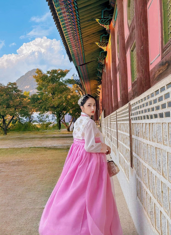 Hương Giang đăng tải loạt ảnh kèm chú thích 'Cô đơn trong cung điện'