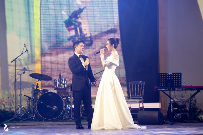 Cô dâu Đỗ Mỹ Linh và chú rể Đỗ Vinh Quang cùng biểu diễn tiếc mục đặc biệt trong lễ cưới của mình.