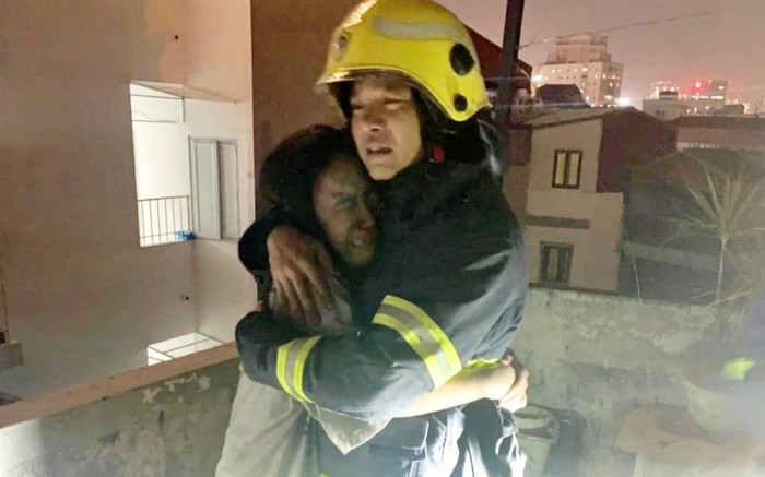 11 người được cứu khỏi căn nhà 6 tầng bốc cháy nghi ngút, người dân ôm chặt các chiến sĩ bật khóc Ảnh 2