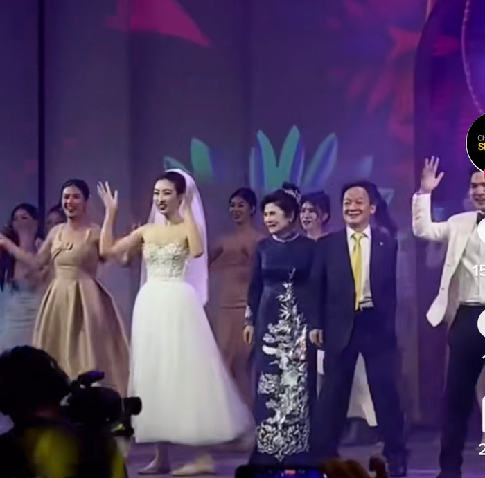 Không chỉ có dàn khách mời lên nhảy, vợ chồng Bầu Hiển được mời lên sân khấu hoà chung nền nhạc sôi động trong ngày cưới của hai con.