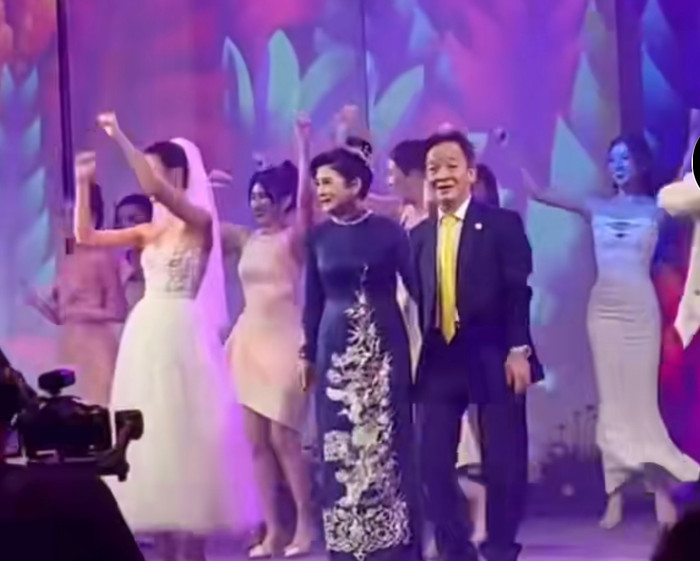 Khoảnh khắc trên đã nhanh chóng thu hút sự quan tâm của mọi người khiến ai nấy đều thích thú.