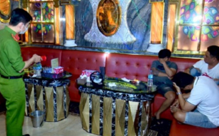 Bắt quả tang 28 'nam thanh nữ tú' tụ tập 'thác loạn' ma túy trong phòng karaoke Ảnh 2