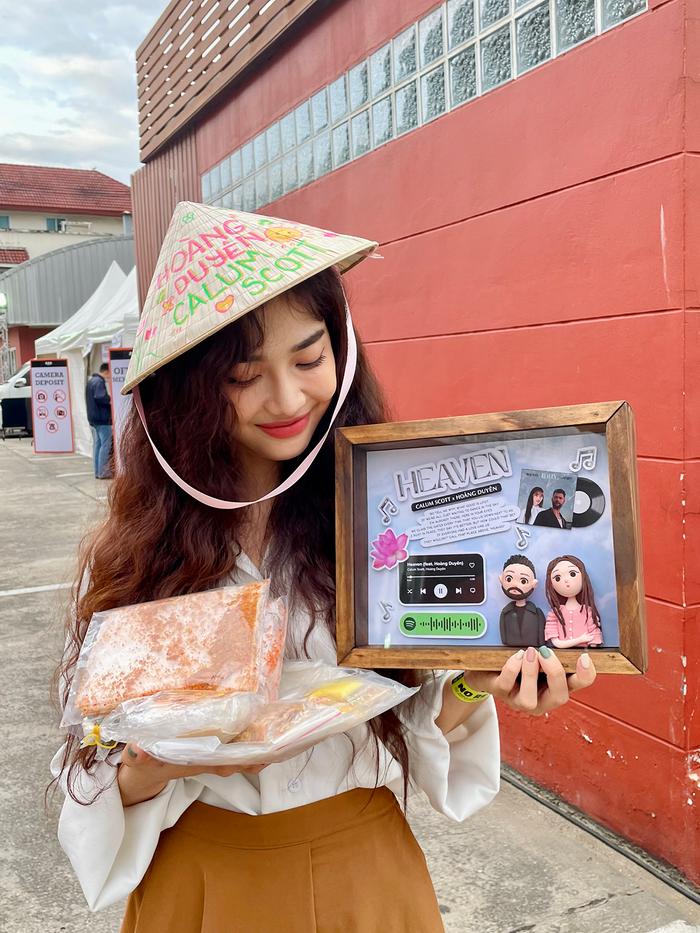 Nữ ca sĩ mang tận những món ăn đặc sản quê nhà sang Thái Lan.