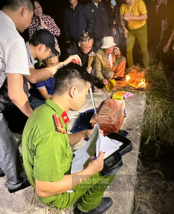 Chiếc tiểu quách bị đối tượng đào trộm để tống tiền. Ảnh: Báo Lao Động