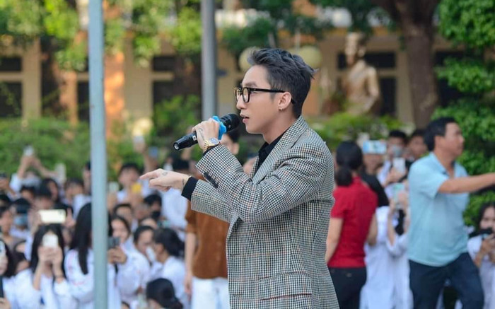 Sơn Tùng M-TP trở về thăm trường cấp 3 cũ, hội học trò đồng loạt làm hành động cực đáng yêu này Ảnh 2