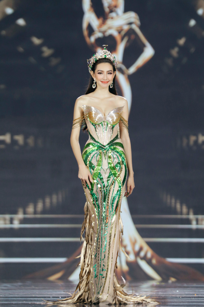 Nguyễn Thúc Thùy Tiên sau đó đăng quang danh hiệu Miss Grand Intẻnational 2021.