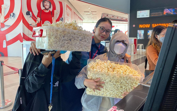 Giới trẻ rầm rộ vác xô, chậu… 'xông' thẳng đến rạp chiếu phim đựng bỏng ngô số lượng lớn Ảnh 2
