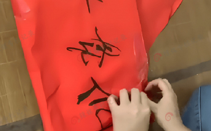 Nhận phong bì dày cộp từ bạn trai cũ, cô dâu 'choáng váng' khi mở ra Ảnh 2