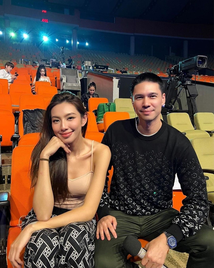 Khó có thể phủ nhận rằng, cứ nàng hậu nào chuẩn bị hết nhiệm kỳ đều tăng hạng nhan sắc 'vùn vụt' khiến nhiều người phải tiếc hùi hụi. Sở hữu chiếc mũi cao thanh thoát, mỹ nhân Sài Thành cân đẹp mọi góc camera.&nbsp;