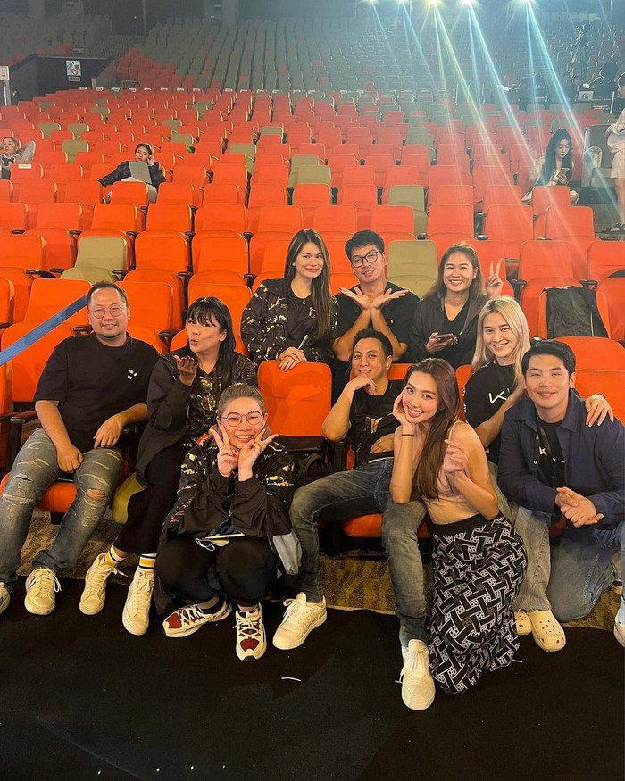 Nhờ tính cách vui vẻ, cởi mở Hoa hậu Thuỳ Tiên luôn 'được lòng' mọi người xung quanh. Đây cũng chính là một trong những lý do người đẹp Sài Thành giành được chiến thắng với lợi thế về mặt ngôn ngữ, cô nàng giao tiếp cực giỏi bằng tiếng Anh khi ở nước bạn.&nbsp;