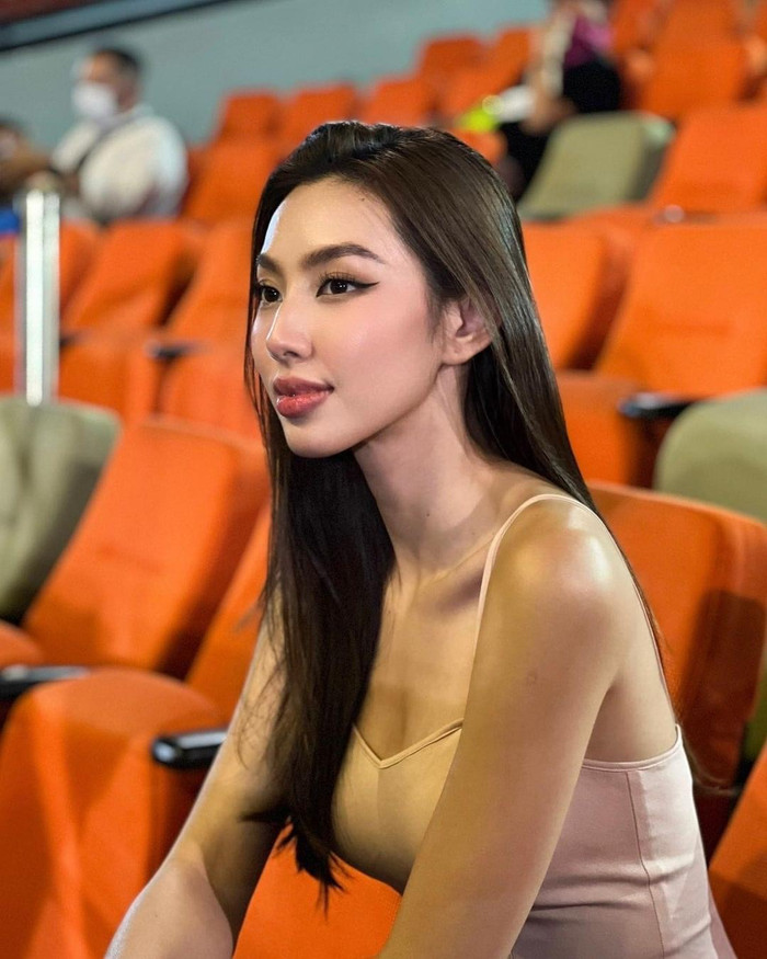 Nàng hậu sinh năm 1998 chỉ cần diện một chiếc áo dây màu nude, trang điểm nhẹ nhàng cũng đủ để 'đốn gục' mọi fan đang dõi theo.&nbsp;