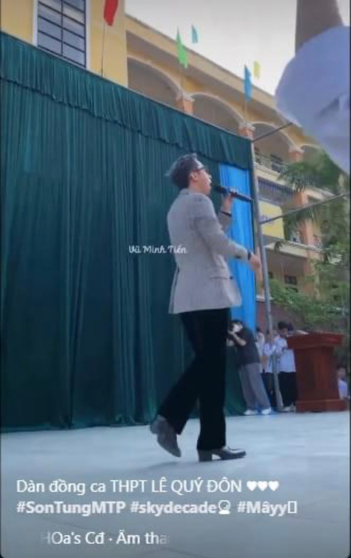 Ở một góc khác, anh chàng bị 'soi' mang giày với phần đế khá cao