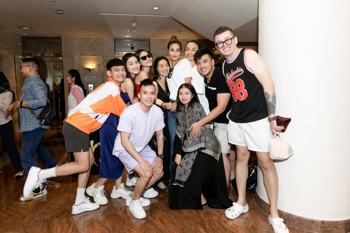 Thiên Ân đang lấy lại 100% năng lượng nhờ sự cổ vũ của ê-kíp đến từ quê nhà. 