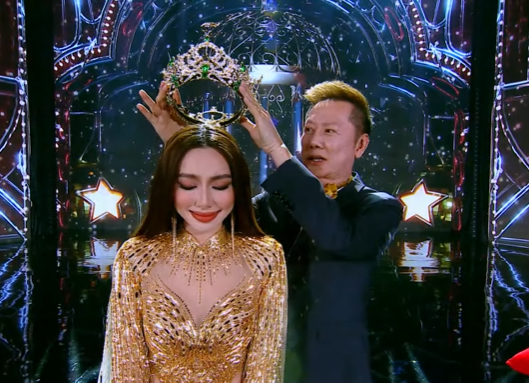 Khoảnh khắc triệu view: Ông Nawat không nỡ tháo vương miện của Thùy Tiên Ảnh 3