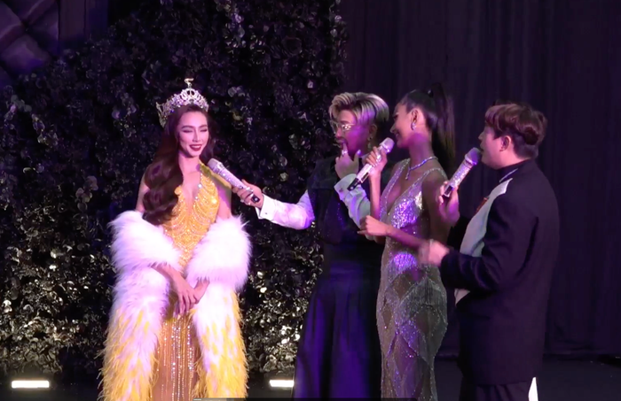 Dù không gian khá tối nhưng mỹ nhân Sài Thành thả ảnh một cách chuyên nghiệp khiến người hâm mộ 'đứng ngồi không yên'. 