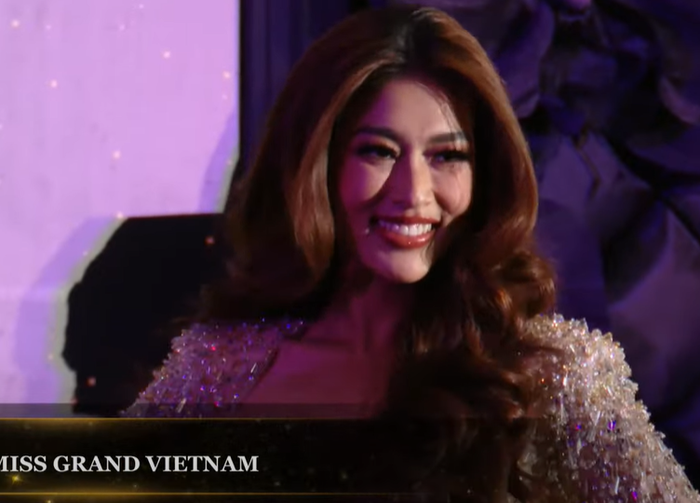 Thảm đỏ chung kết Miss Grand 2022: Thiên Ân 'nuốt mic', Engfa Waraha ấp úng khi nói tiếng Anh Ảnh 1