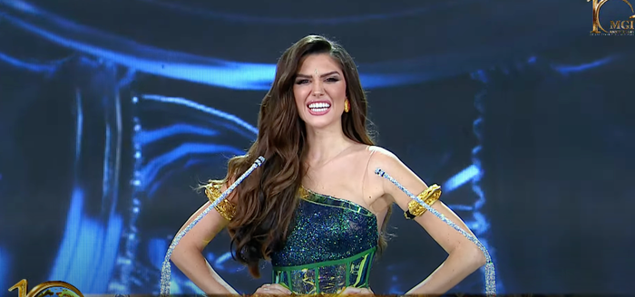 Góc tự hào: Thiên Ân hô vang hai chữ 'Việt Nam' đầy uy lực, chào cờ bước thẳng vào Top 20 Miss Grand Ảnh 4