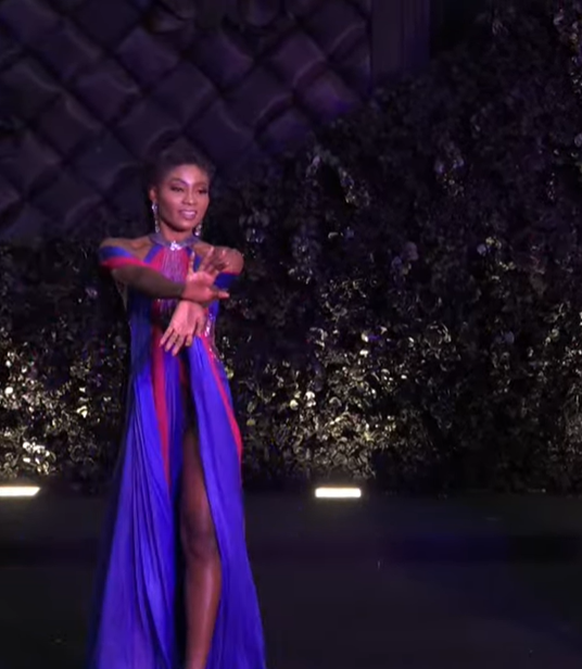 Khán giả Việt Nam bất ngờ khi Miss Grand Ghana biết điệu múa quạt đình đám.