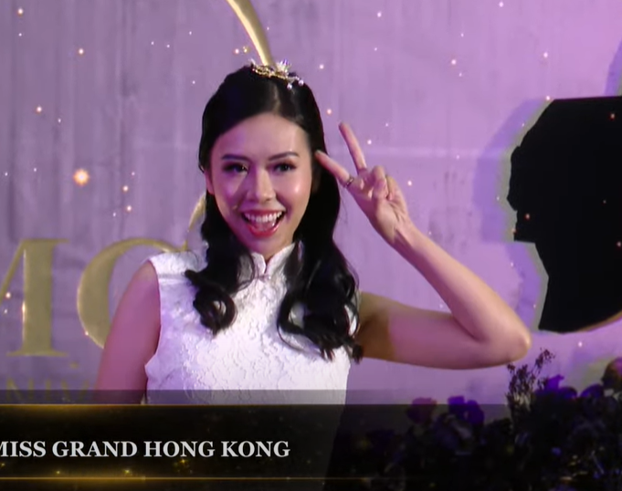 Miss Grand Hong Kong khiến nhiều người bật cười với dáng pose xì tin.