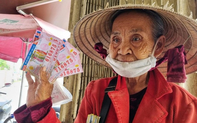 'Xót lòng' cụ bà 78 tuổi bán vé số bị gã đàn ông 'xông xênh' lừa tiền Ảnh 2
