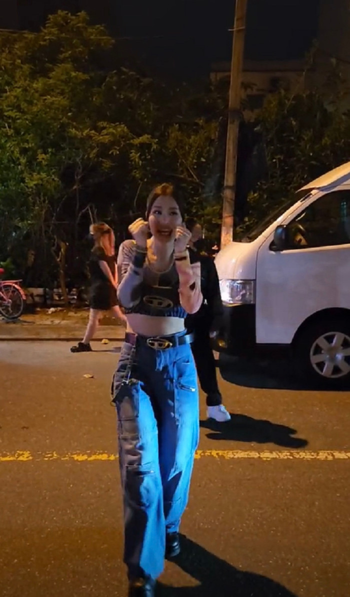 Đông Nhi không giấu nổi cảm xúc hạnh phúc.