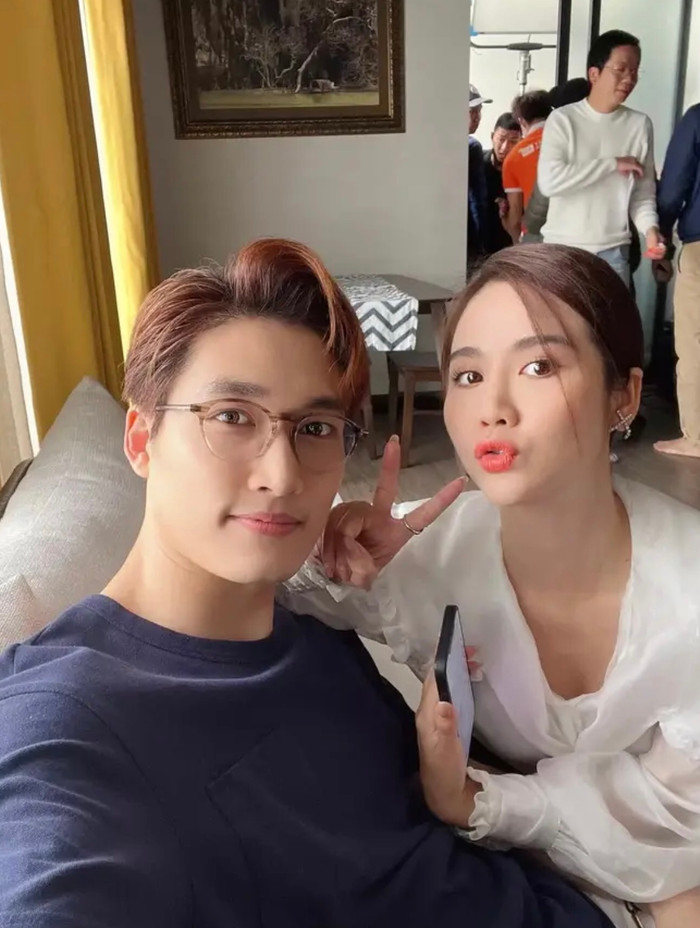 Không chỉ đẹp đôi trên phim, Đình Tú - Huyền Lizzie được khán giả nhận xét là đẹp đôi, ai cũng mong rằng “phim giả tình thật”.