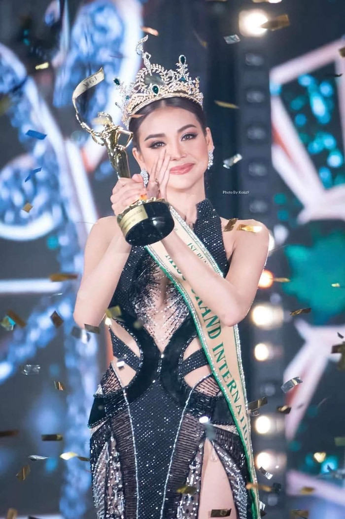Nữ tỷ Madam Pang giúp Engfa Waraha 'một bước lên mây' khi ngợi ca trên mạng xã hội và tạo ra sức hút rất lớn cho fan Thái Lan.