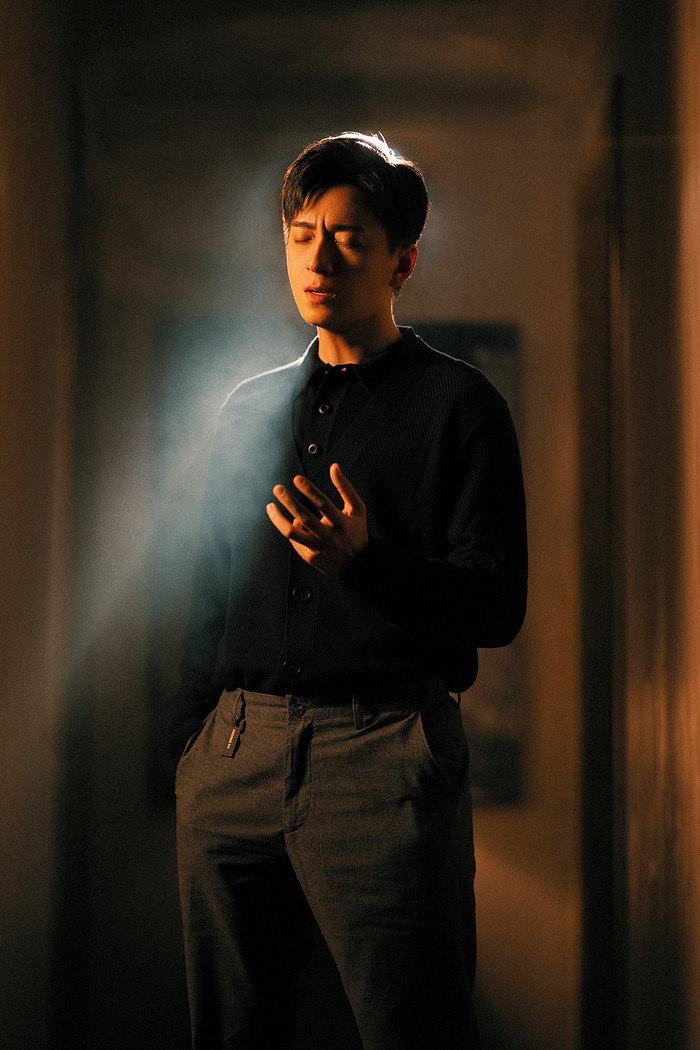 Nam ca sĩ đã hé lộ những hình ảnh mới trong sản phẩm của mình.