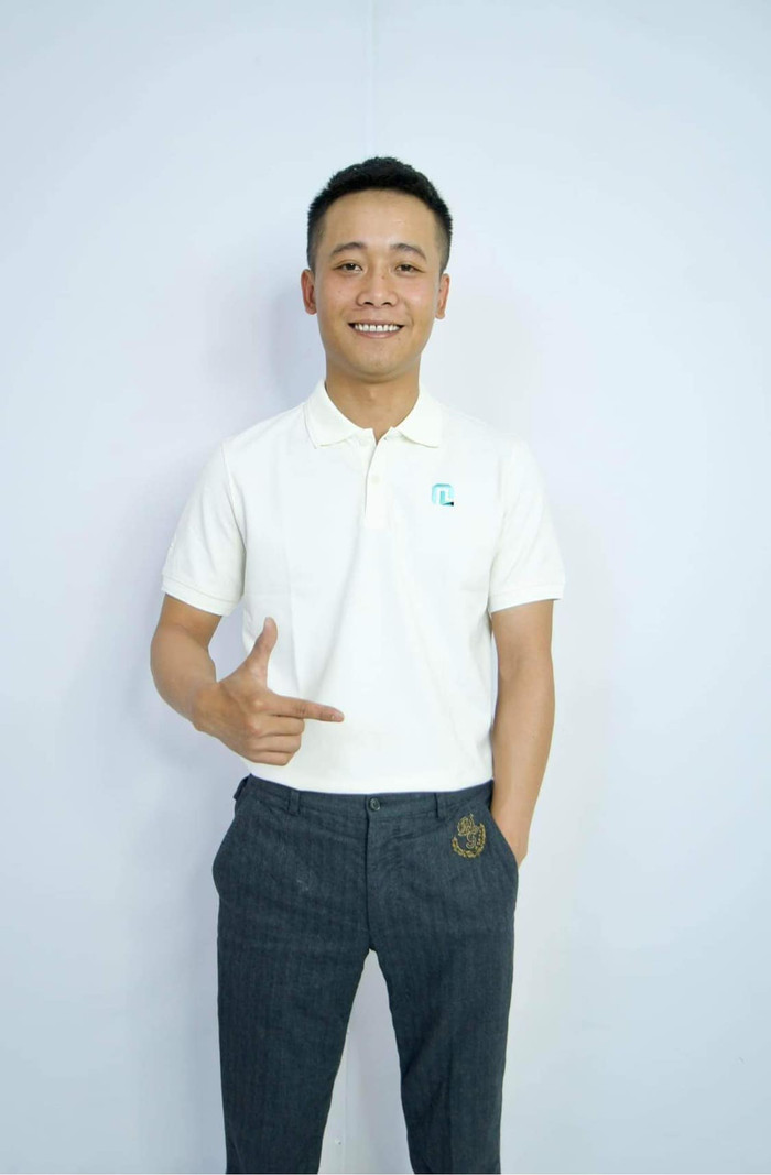 Quang Linh sinh năm 1997, anh vốn được nhiều người biết đến thông qua việc đăng tải những video có nội dung về cuộc sống của bà con tại châu Phi