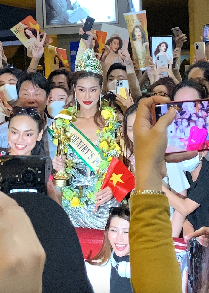 Thiên Ân ngày trở về: Fan vây kín như 'ong vỡ tổ' khiến nàng hậu xúc động không kìm được nước mắt Ảnh 2