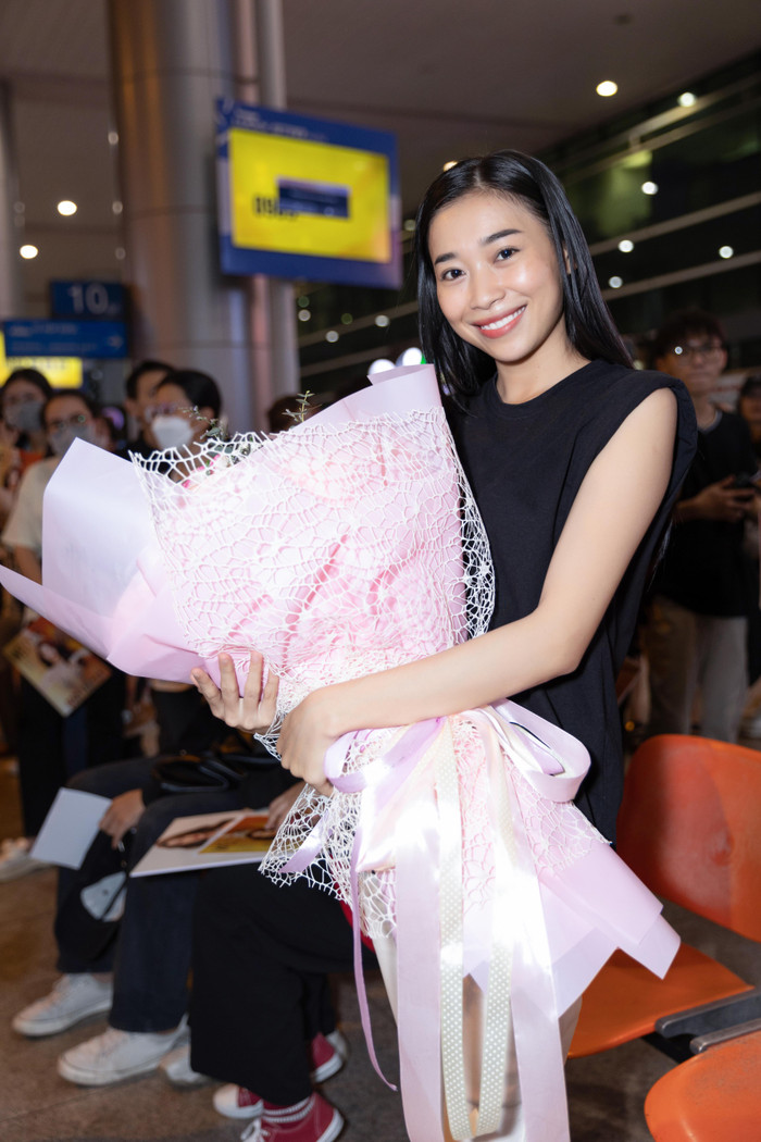 Ba Lùi Nguyên Thảo mang bún bò ra sân bay đón Thiên Ân: Cô bạn cùng phòng chu đáo nhất quá đất Ảnh 3