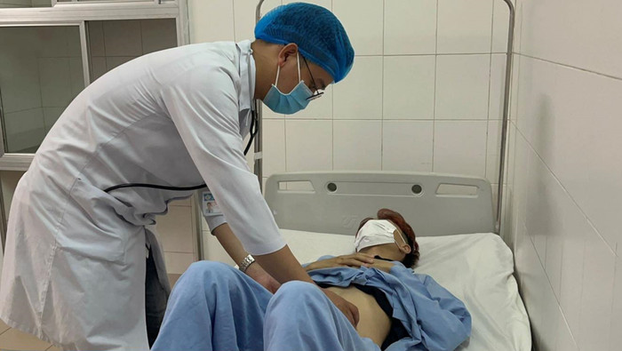 Bác sĩ thăm khám cho bệnh nhân. (Ảnh: Bệnh viện Đa khoa Trung ương Cần Thơ).